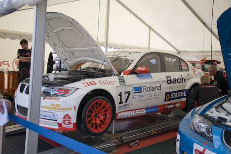 Nykjær slappede af mens mekanikerne lå under bilen og skruede.
(Foto: Motorsporten.dk)